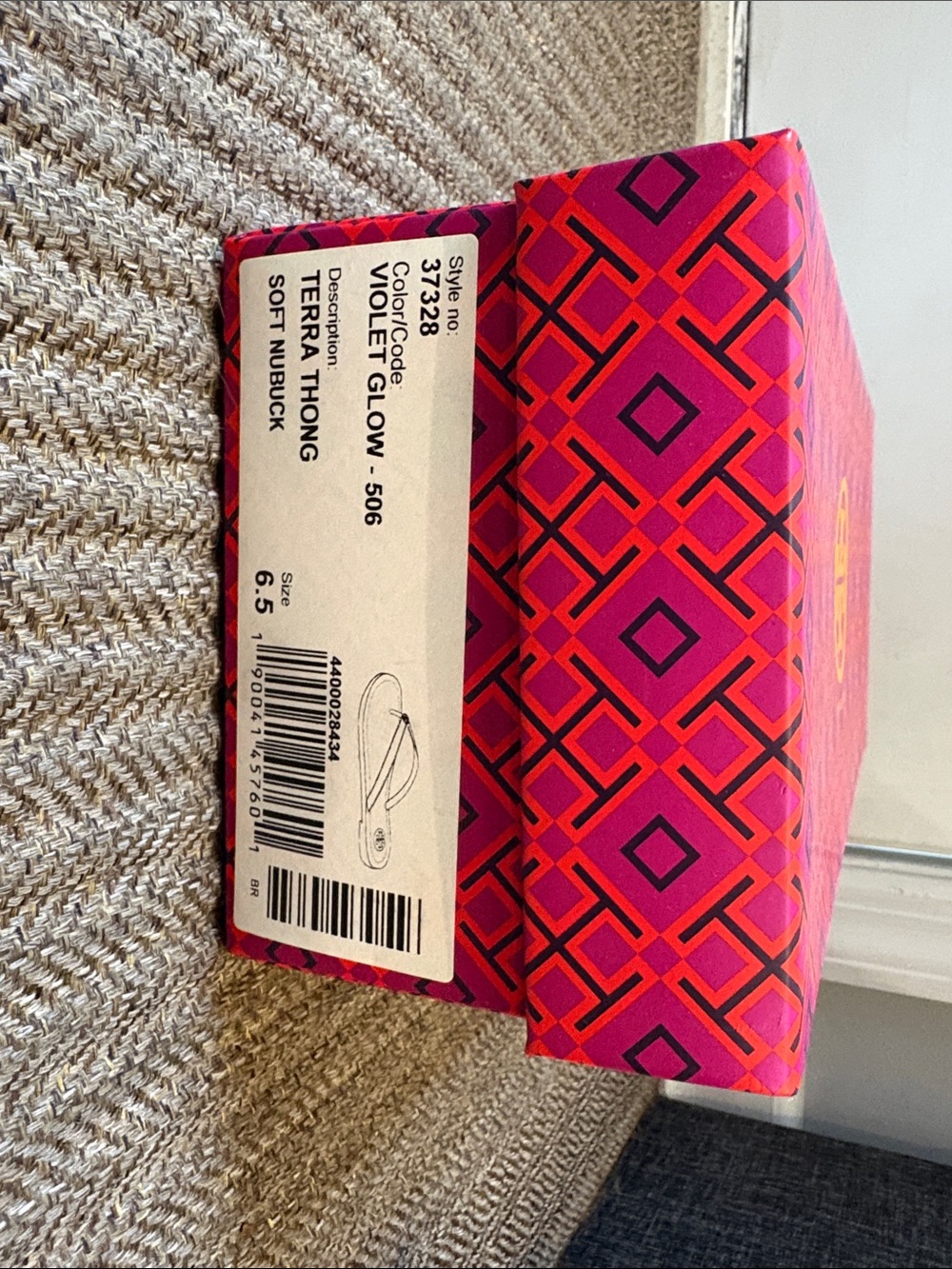 Tory Burch Magenta Leather Thong Sandals with Gold Logo - Picture 3 of 3